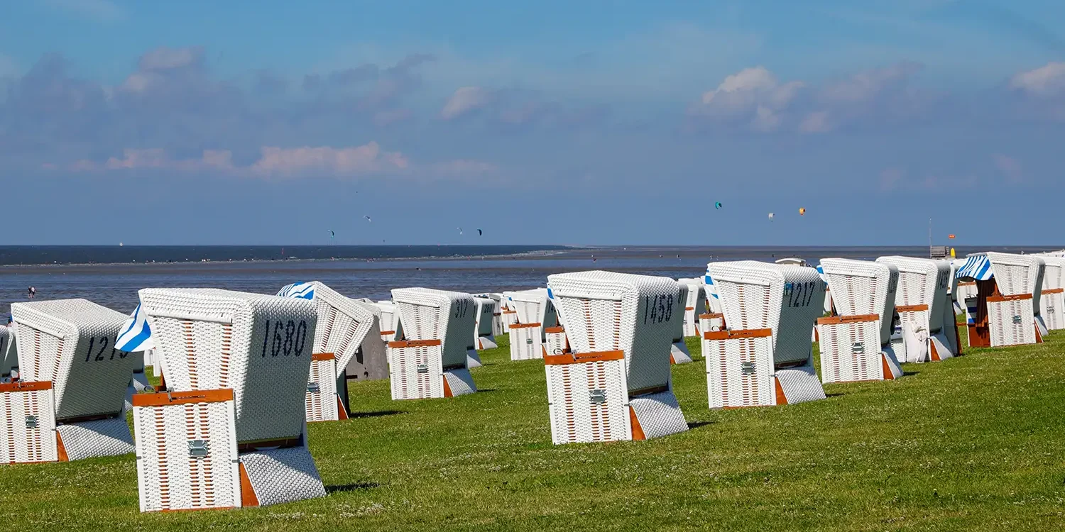 Strandkörbe am Nordseedeich in Cuxhaven-Döse – ruhiger Badeort nahe dem Hotel Kleine Perle in Cuxhaven