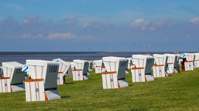 Strandkörbe am Nordseedeich in Cuxhaven-Döse – ruhiger Badeort nahe dem Hotel Kleine Perle in Cuxhaven